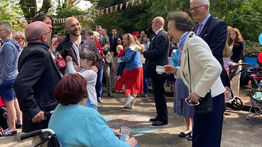 Prinzessin Anne mit Royal-Fans beim Krönungs-Lunch im Mai 2023