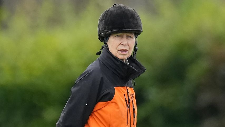 Kaum zu erkennen: Prinzessin Anne zeigt sich in Regenjacke