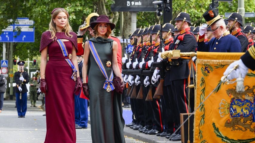 Prinzessin Ariane und Prinzessin Alexia salutieren beim Prinsjesdag in Den Haag dem königlichen Banner