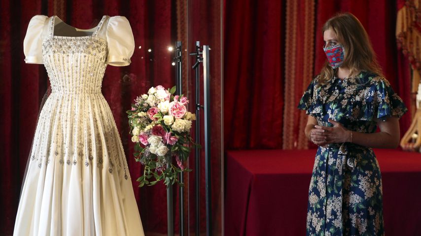 Prinzessin Beatrice neben ihrem Hochzeitskleid