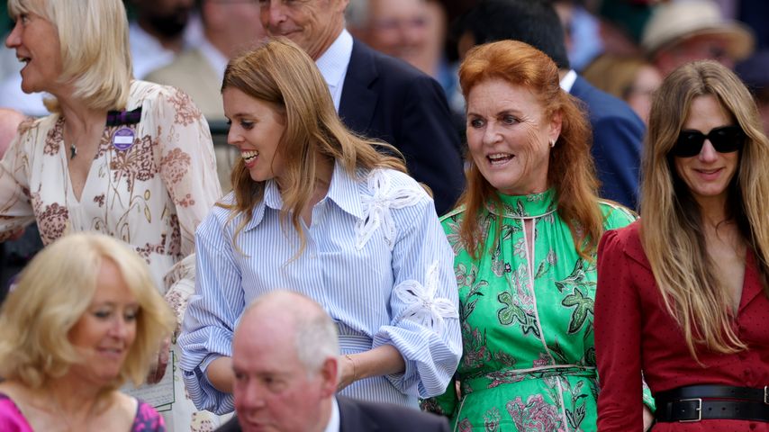 Prinzessin Beatrice und Sarah Ferguson lächeln beim Wimbledon 2025 in London