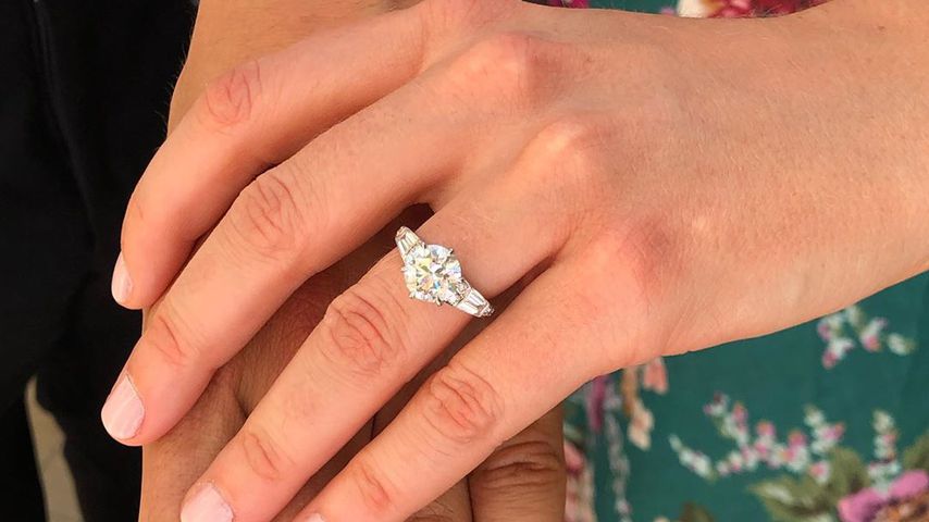 Prinzessin Beatrice mit ihrem Verlobungsring von Edoardo Mapelli Mozzi