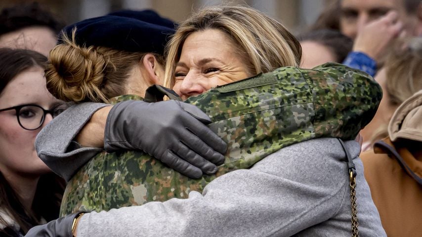 Prinzessin Amalia und Königin Máxima nach dem Abschluss ihrer Allgemeinen Militärischen Ausbildung in Ermelo