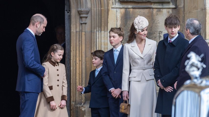 Prinzessin Charlotte, Catherine, Prinz George, Prinz Louis, Prinz William und James, Earl of Wessex beim Ostergottesdienst in Windsor
