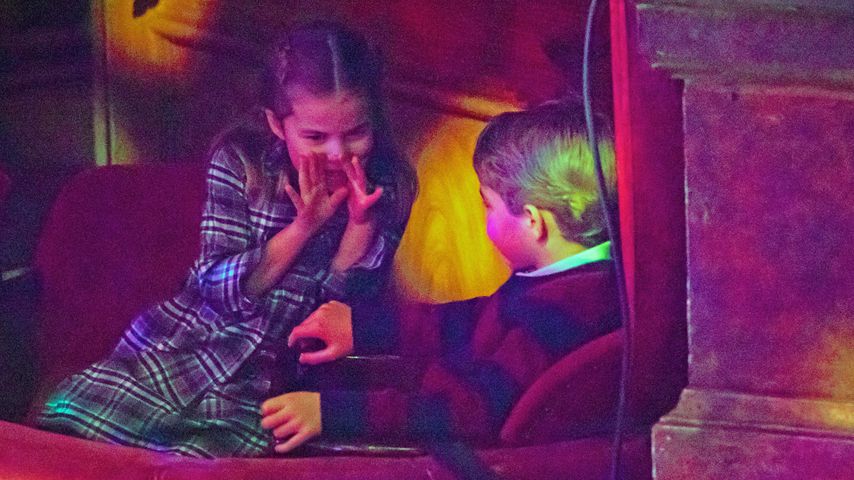 Im Theater: Worüber tuscheln Charlotte und George wohl hier?