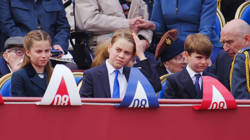 Royaler Spaßvogel: Prinz Louis neckt George bei Gedenkparade