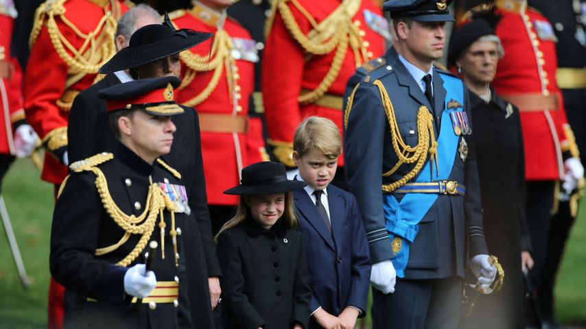 Bei Queen-Abschied: Prinzessin Charlotte tadelt Prinz George