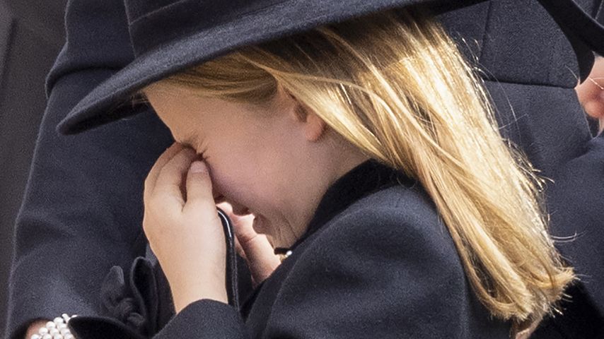 Total aufgelöst: Charlotte weint bitterlich bei Beerdigung