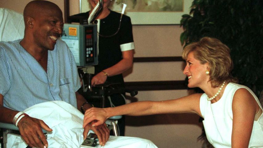 Prinzessin Diana besucht einen Krebskranken 1996