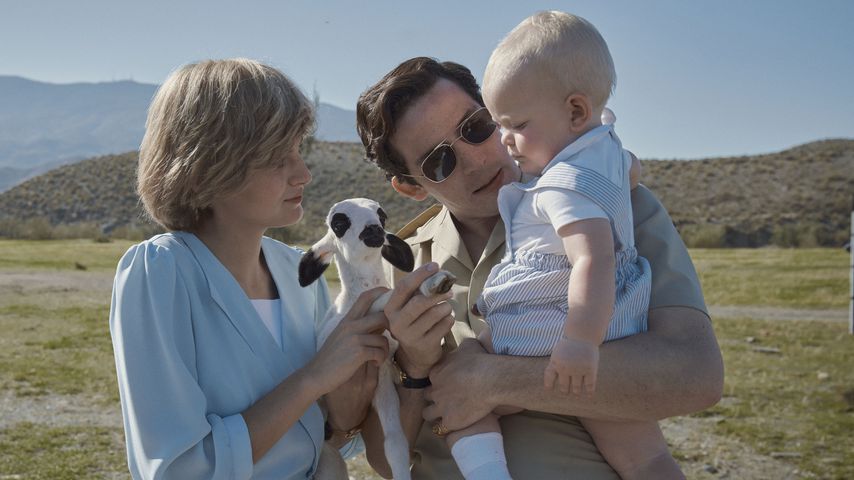 Prinzessin Diana (Emma Corrin) und Prinz Charles (Josh O'Connor) mit Prinz William in "The Crown"