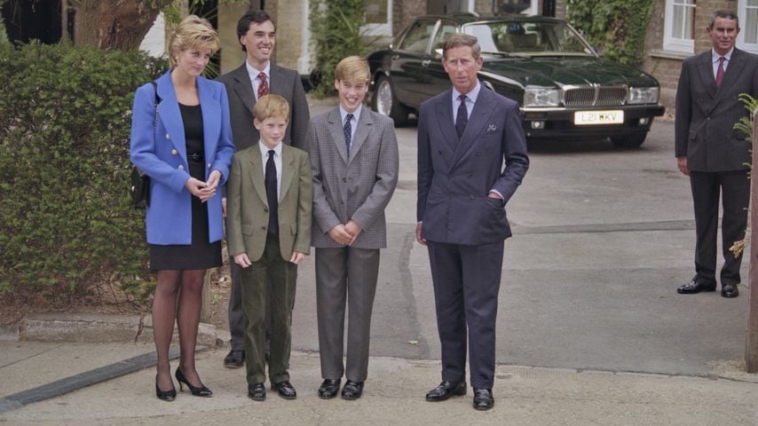 Prinzessin Diana, Prinz Harry, Prinz William und Prinz Charles mit dem Direktor des Eton College an Williams ersten Schultag