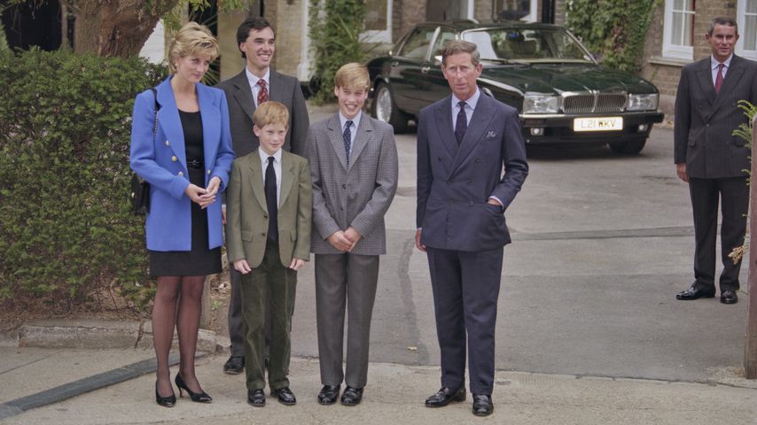 Prinzessin Diana, Prinz Harry, Prinz William und Prinz Charles mit dem Direktor des Eton College