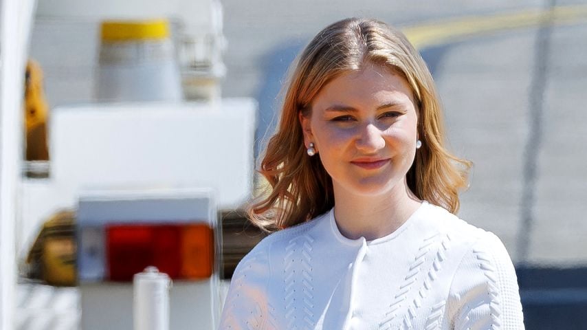 Prinzessin Elisabeth wartet am roten Teppich auf die Ankunft des japanischen Kaiserpaares am Militärflughafen Melsbroek in Brüssel