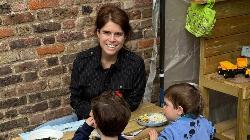 Prinzessin Eugenie mit ihren Söhnen August und Ernest in ihrem Garten in Old Windsor