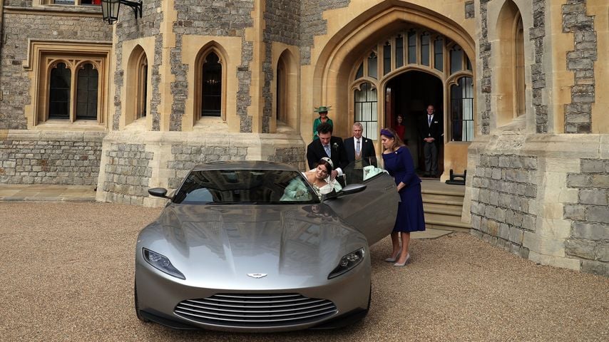Prinzessin Eugenie und Jack Brooksbank mit Prinz Andrew und Prinzessin Beatrice vor der Royal Lodge