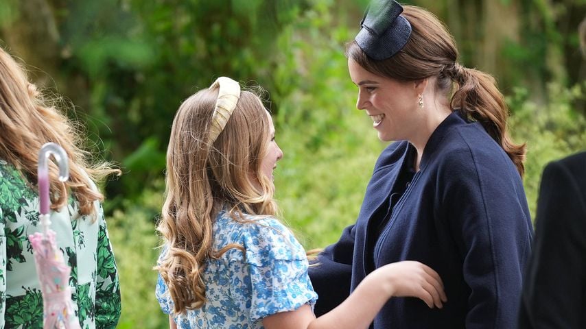 Prinzessin Eugenie und Mia Tindall begrüßen sich bei der Hochzeit von Harriet Sperling und Peter Phillips in Kemble, Gloucestershire, 6. Juni 2026