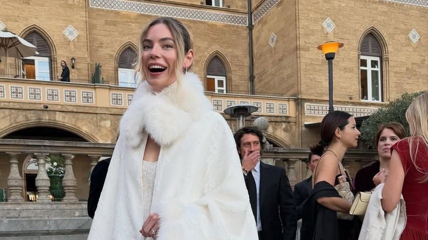 Prinzessin Eugenie unterhält sich im Hintergrund angeregt mit Partygästen