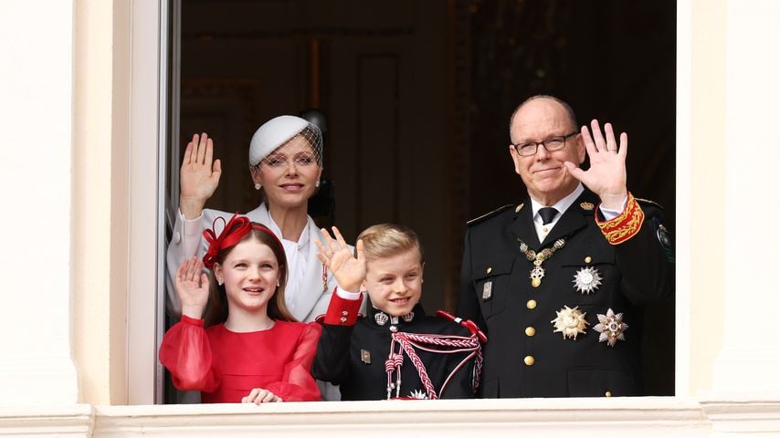Prinzessin Gabriella, Fürstin Charlène, Erbprinz Jacques und Fürst Albert II. grüßen am Nationalfeiertag Monacos 2025