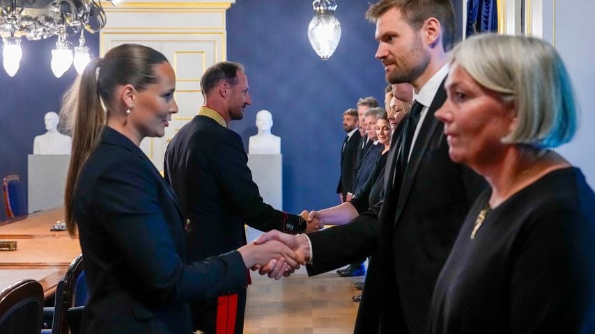 Prinzessin Ingrid Alexandra und König Haakon geben Regierungsmitgliedern nach dem Tod von König Harald V die Hand im Schloss Oslo