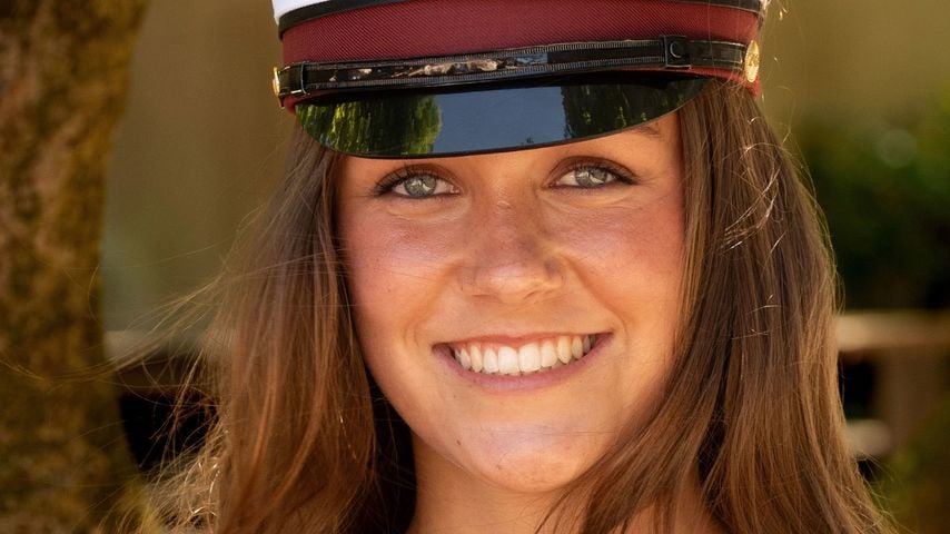 Prinzessin Isabella bei ihrer Abschlussfeier mit der traditionellen Absolventenmütze