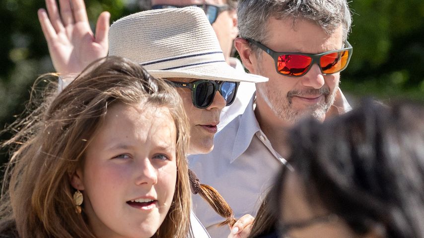 Prinzessin Isabella, Prinzessin Mary und Prinz Frederik am Flughafen in Neuseeland, Dezember 2023
