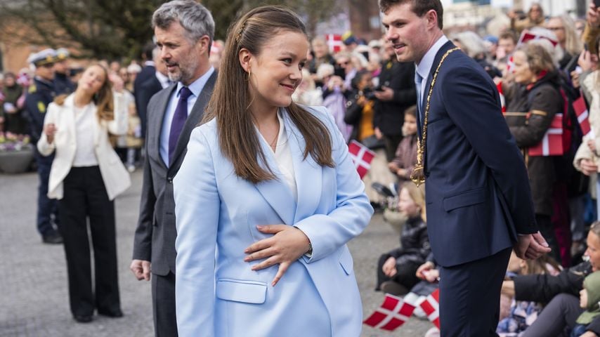 Prinzessin Isabella bricht mit Handy in der Hand Protokoll
