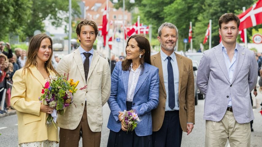 Prinzessin Josephine, Prinz Vincent, Königin Mary, König Frederik X. und Kronprinz Christian beim Familienfoto in Gråsten, Juli 2026