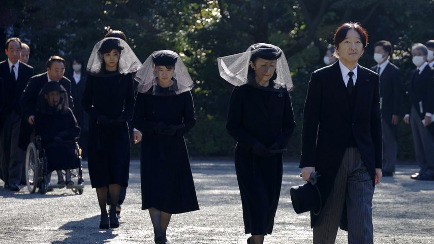 Prinzessin Aiko, Kronprinzessin Kiko und Kronprinz Akishino auf der Beerdigung von Prinzessin Yuriko