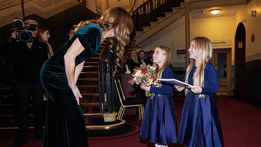 Prinzessin Kate trifft die Zwillinge Emelia und Olivia Edwards bei der Royal Variety Performance in der Royal Albert Hall