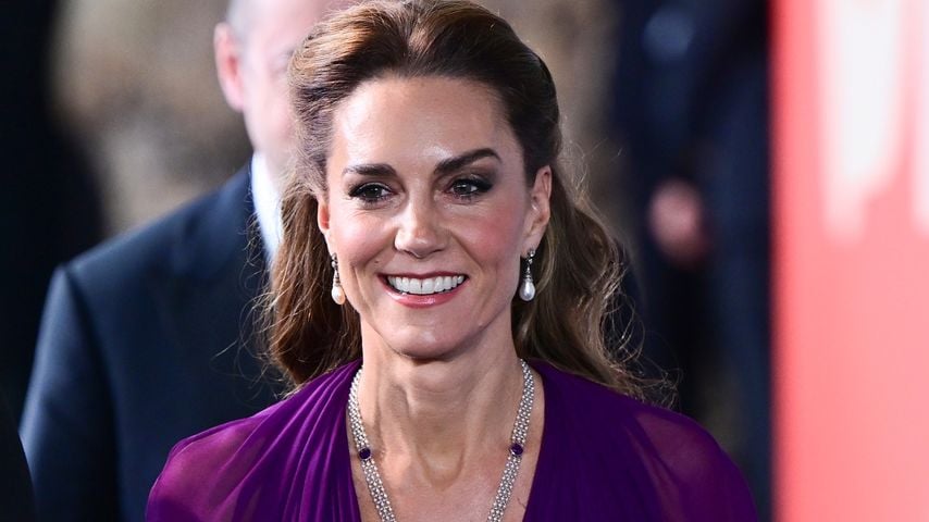 Tiefes Dekolleté: Prinzessin Kate begeistert bei Premiere