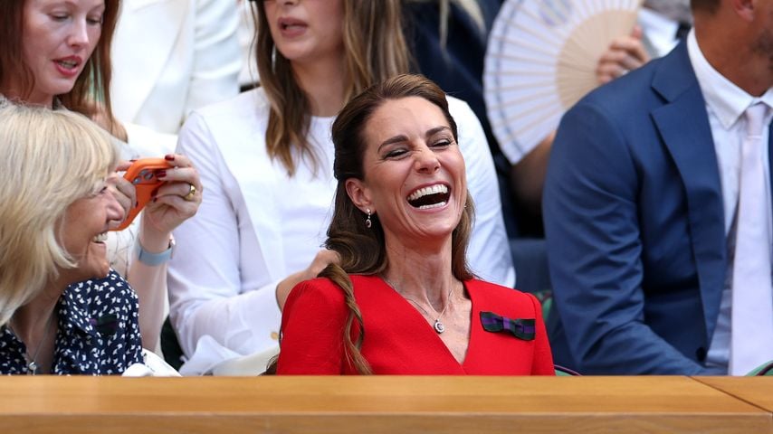 Prinzessin Kate und Deborah Jevans lachen im Royal Box bei Wimbledon 2026