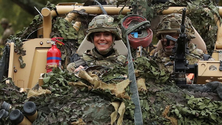 Eine waschechte Offizierin: Prinzessin Kate sitzt im Panzer!