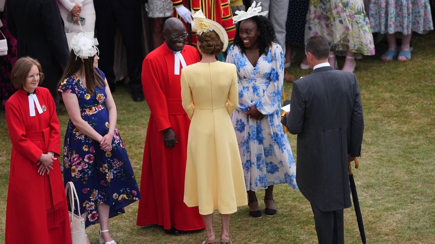 Prinzessin Kate spricht mit Gästen der Royal Garden Party im Buckingham Palace
