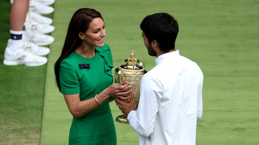 Prinzessin Kate überreicht Carlos Alcaraz eine Trophäe