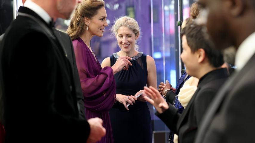Prinzessin Kate und Claire Tavernier im Gespräch mit Gästen bei der Weltpremiere von "Digger" und der Royal Film Performance in London