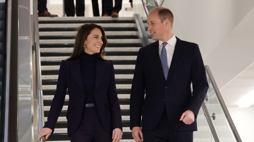 Im Partnerlook: William und Kate strahlen sich verliebt an