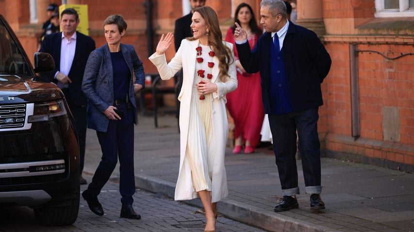 Wie eine Braut: Prinzessin Kate überrascht ganz in Weiß