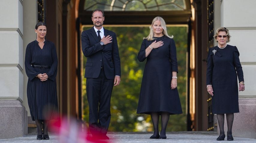 Prinzessin Märtha Louise, König Haakon, Königin Mette-Marit und Königin Sonja gedenken König Harald V. in Oslo