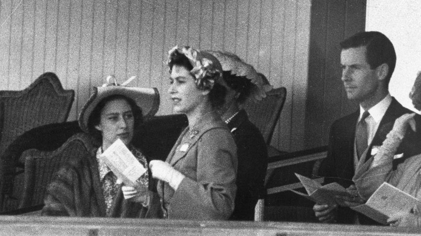 Prinzessin Margaret, Queen Elizabeth und Captain Peter Townsend schauen ein Pferderennen, 1955