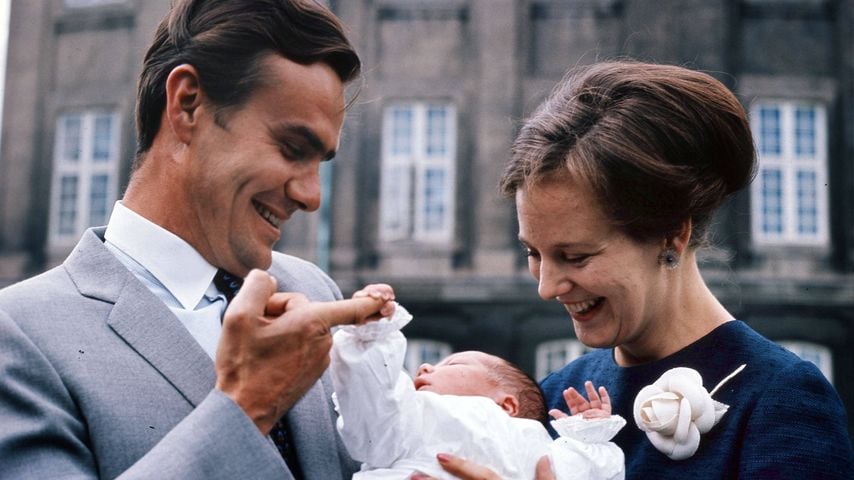 Prinzessin Margrethe von Dänemark (heutige Königin Margrethe) und Prinz Henrik mit Prinz Frederik, Mai 1968