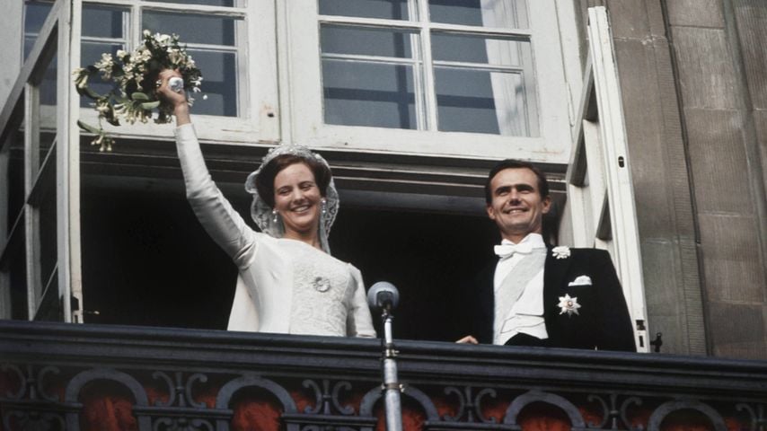 Prinzessin Margrethe von Dänemark (heutige Königin Margrethe) und Prinz Henrik nach ihrer Hochzeit auf Schloss Fredensborg, 10. Juni 1967