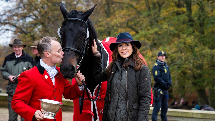 Prinzessin Mary im November 2022 mit einem Pferd