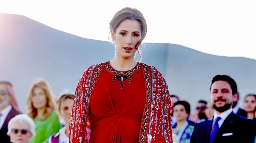 Schwangere Prinzessin Rajwa strahlt in einem roten Kleid!