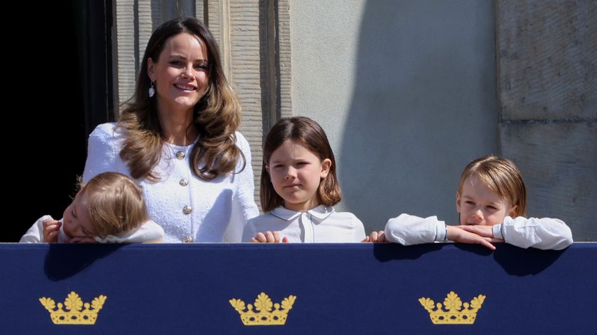 Zu langweilig? Prinz Julian schläft bei Opas Parade fast ein