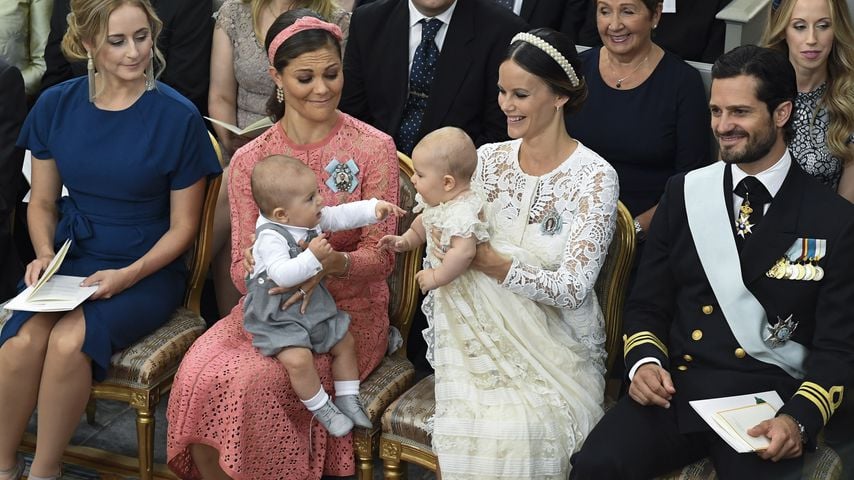 Prinz Oscar und Prinz Alexander mit ihren Müttern Prinzessin Victoria und Prinzessin Sofia