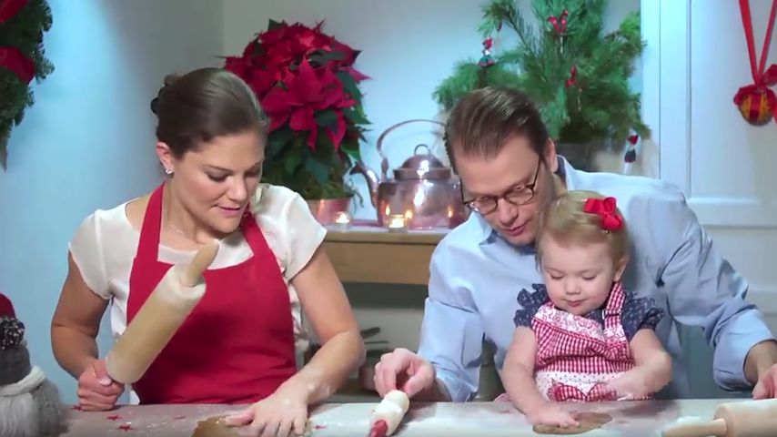 Prinzessin Victoria und Prinz Daniel beim Plätzchenbacken mit Estelle, 2013