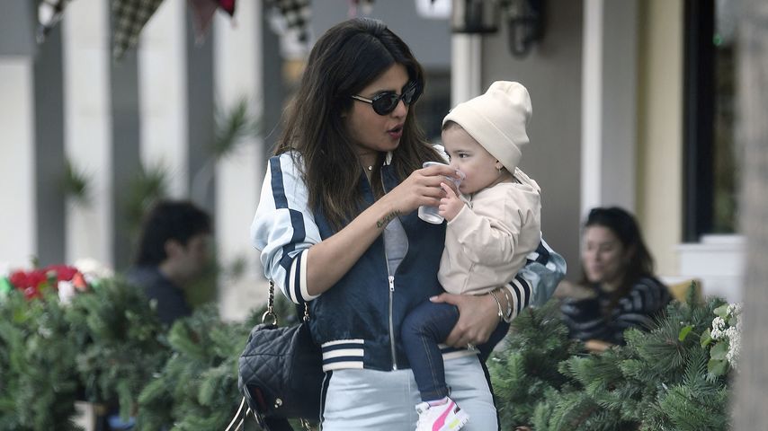 Priyanka Chopra spaziert mit Tochter Malti im November 2023
