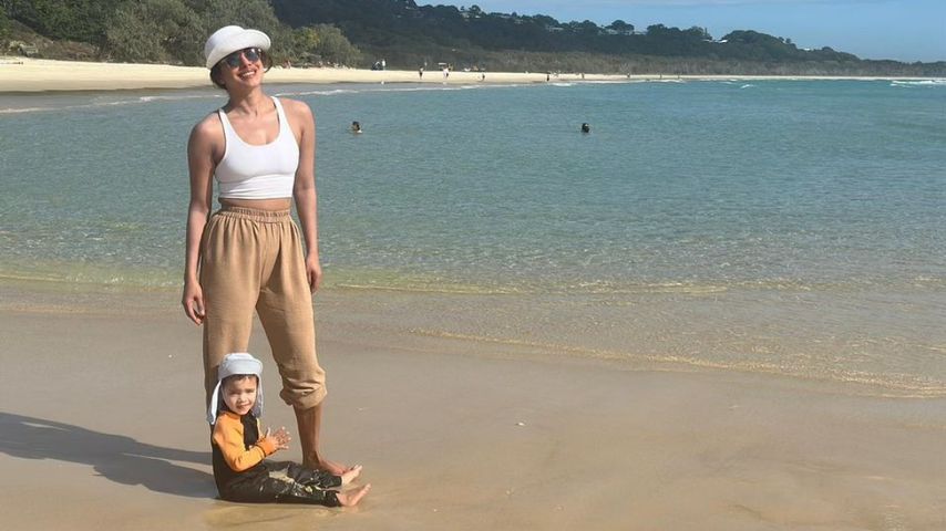 Priyanka Chopra mit ihrer Tochter Malti am Strand