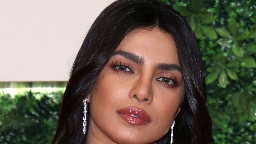 Priyanka Chopra glänzt in Cut-Out-Kleid bei Filmvorführung