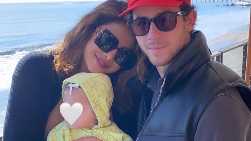 Priyanka Chopra und Nick Jonas mit Baby am Strand